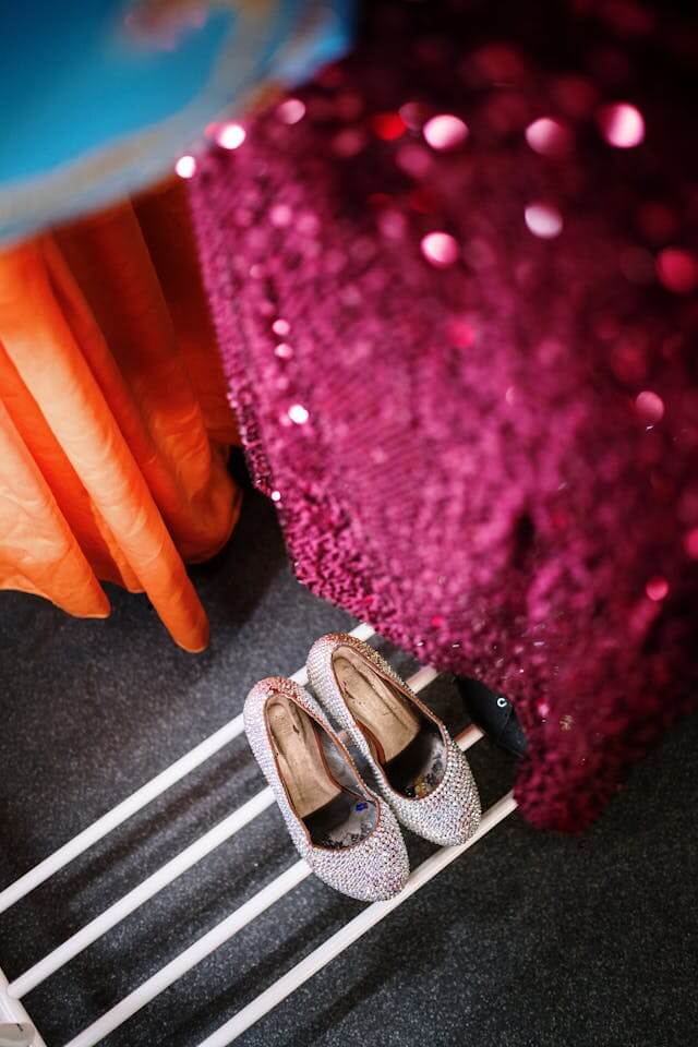 Sukienka z cekinami a buty. Co wybrać, aby błyszczeć?